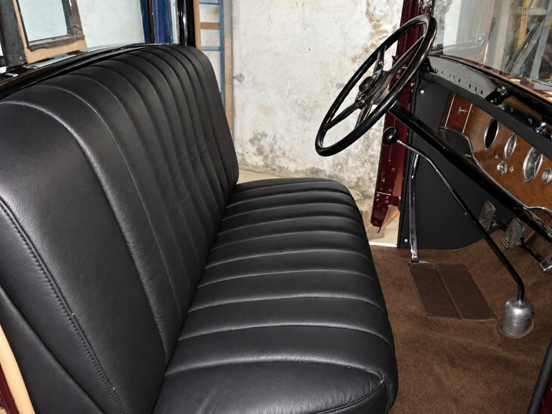 Vista cercana del asiento delantero negro y el volante