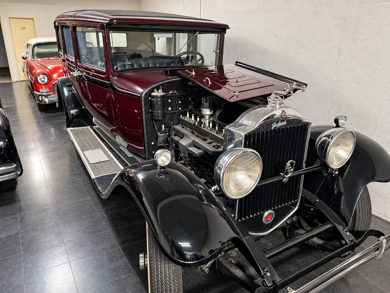 Vista frontal de tres cuartos del automóvil con el capó abierto