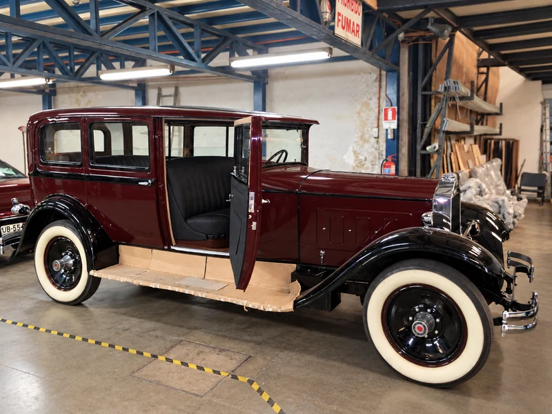 Vista lateral del Packard con la puerta delantera abierta y sin personas
