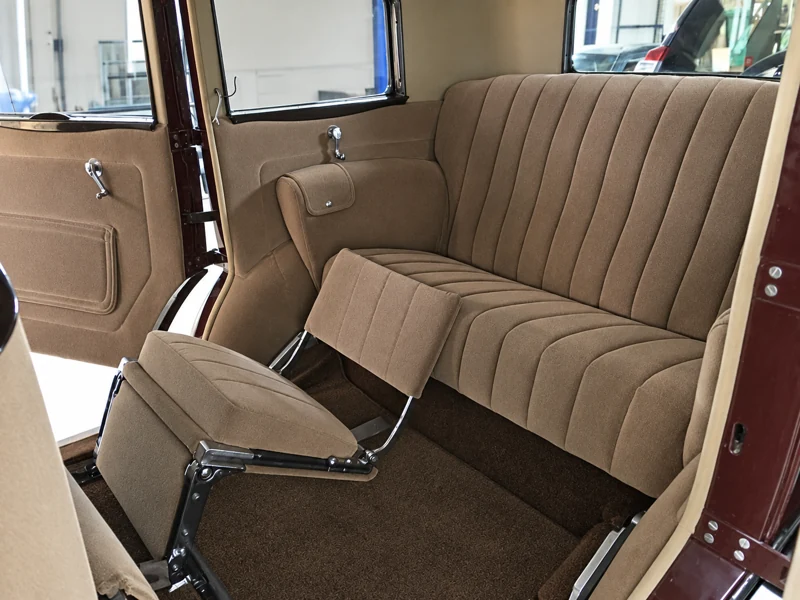 Vista del salón con un asiento auxiliar y su estructura articulada